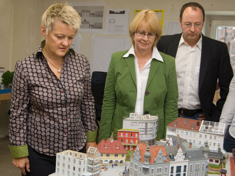 Renate Künast und Krista Sager am Diorama der SPD.