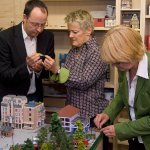 Zusammen mit Geschäftsführer Frederik Braun pflanzen Renate Künast und Krista Sager Sonnenblumen.