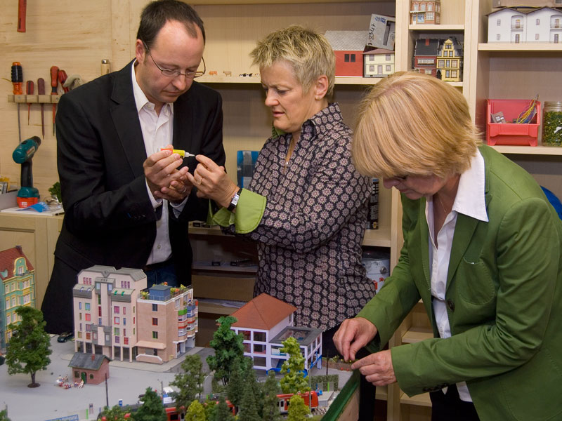 Zusammen mit Geschäftsführer Frederik Braun pflanzen Renate Künast und Krista Sager Sonnenblumen.